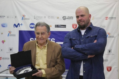 El cineasta Alejandro Ibáñez fue el responsable de hacer entrega al realizador del Premio Chicho Ibáñez Serrador a la Trayectoria a Cruz Delgado.